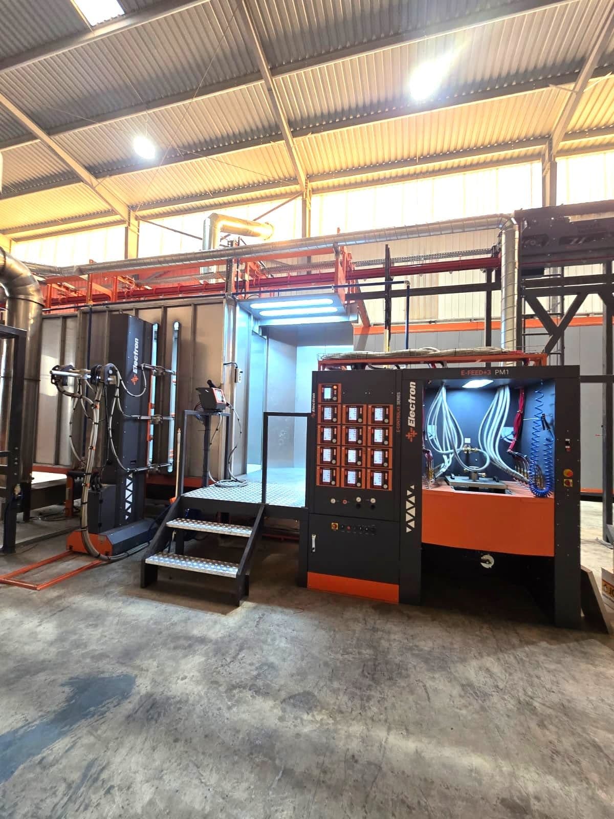 Control cabinet and Electron E-FEED+3 PM1 powder center installed on the shop floor